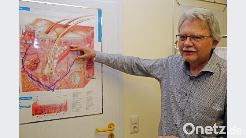 Dr. Rudolf Frankerl zeigt in seiner Praxis den Aufbau der Haut auf einem Schaubild. Verschiedene Zellarten in den Hautschichten können durch zu viel Sonnenlicht geschädigt werden. Dann kann sich Krebs bilden. Bild: Bild: Hösamer