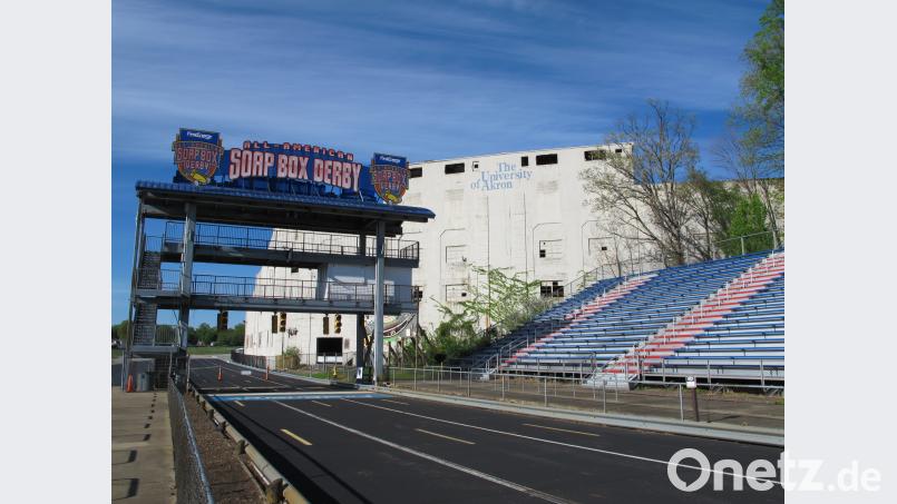 Die Zielbrücke und die Tribünen in Akron sind „gut in Schuss“ – während daneben das ebenfalls 1936 im Rahmen von Arbeitsbeschaffungsmaßnahmen errichtete Rubber Bowl Football-Stadion dem Verfall preisgegeben ist. Bild: Karl Seiler