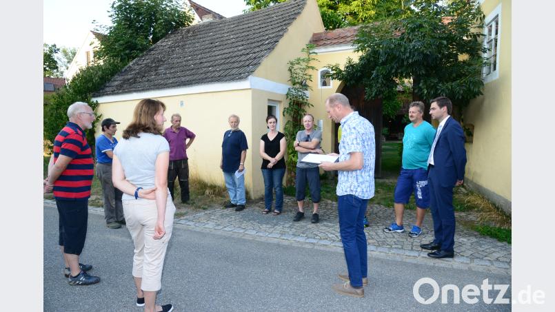 CSU-Ortsvorsitzender Dieter Schwab (links) und zweiter Bürgermeister Alexander Radlbeck (Dritter von rechts) hören sich die Wünsche und Anregungen der Einwohner im Ortsteil Au an. Mit dabei auch CSU-Landtagskandidat Stephan Oetzinger, der zur Verlegung des Süd-Ost-Rings Stellung nimmt. Bild: bey