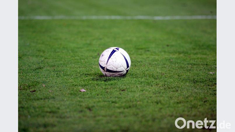 Wie wird künftig die Werbung auf dem Fußballplatz des SV Etzenricht geregelt? Der Förderverein Fußball will sich dazu mit anderen Gedanken machen. Bild: Uli Deck/dpa