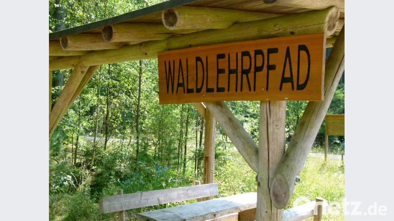 Überdachte Ruhebänke laden zum Rasten. Bild: rn