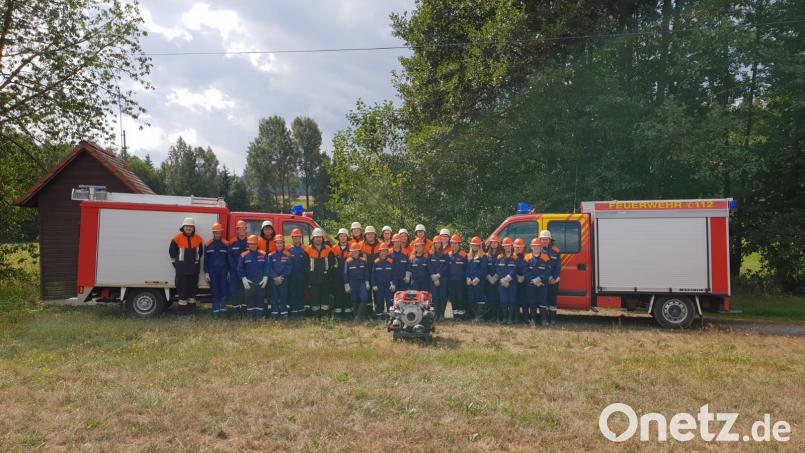 Die Jugendfeuerwehr Schwarzenbach mit ihren Ausbildern und Kameraden der Feuerwehr Hohenthan. Bild: exb