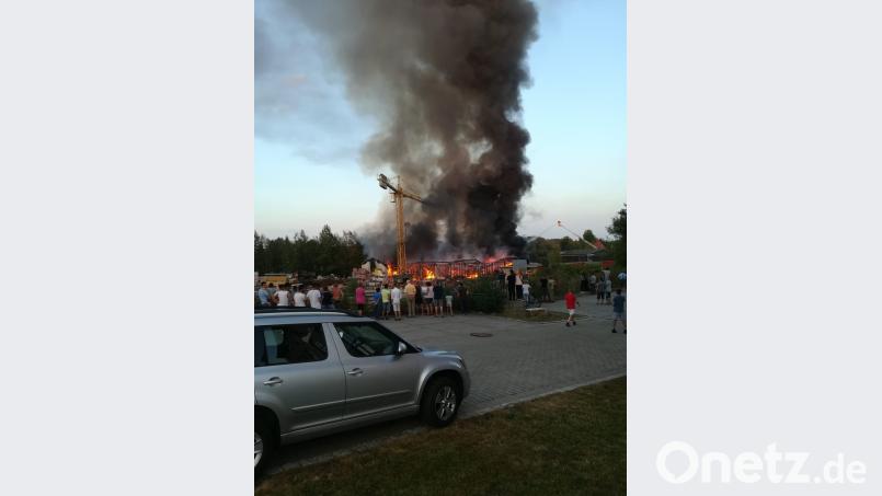 In Wunsiedel hat am Mittwochabend eine Lagerhalle gebrannt. Bild: @alexalt