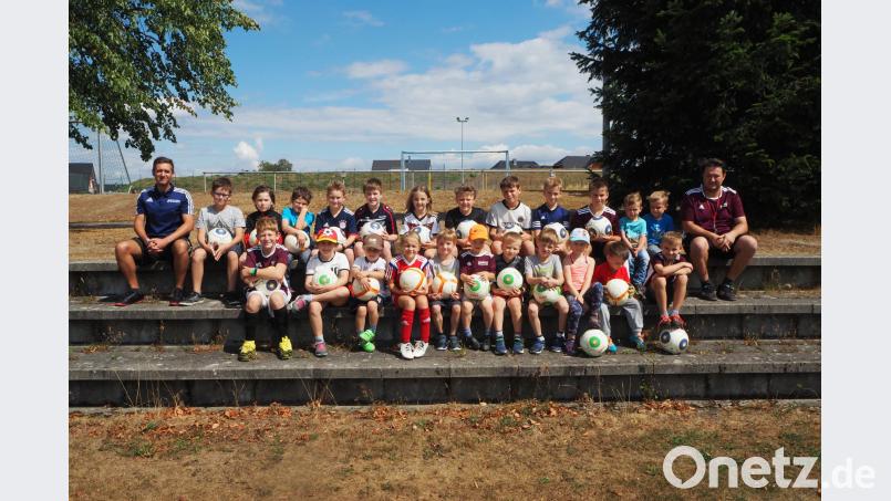 Die beiden Jugendtrainer Alex Kühner (rechts) und Peter Brenner absolvieren mit den Kindern ein Schnuppertraining. Bild: gz