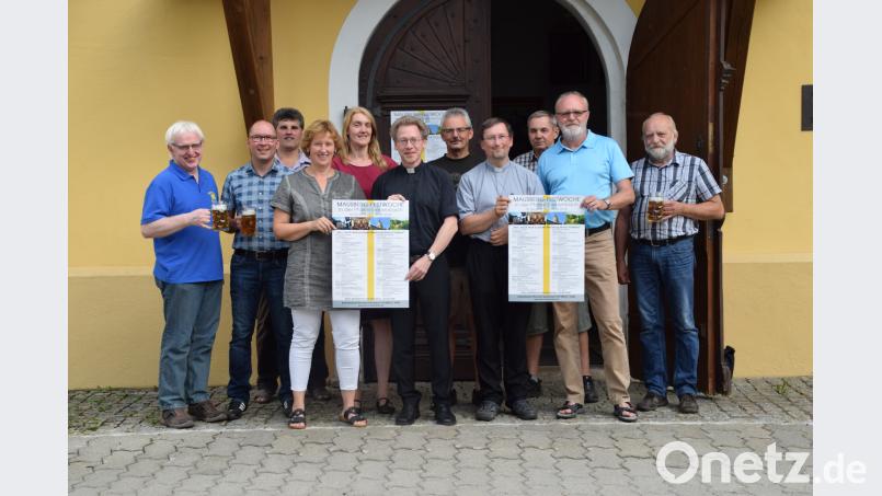 Die Verantwortlichen der Pfarrei (vorne, von links), Pfarrgemeinderätin Angela Giehrl, Pfarrer Christian Schulz, Pfarrvikar Christian Preitschaft und Pfarrgemeinderat Jürgen Schneider stellten das Plakat der Mausbergfestwoche vor. Das Organisationsteam bilden (von links) Cheforganisator Wolfgang Schöpf, Jürgen Lindner, Rudolf Gottschalk, Kirchenpflegerin Susanne Lindner, Martin Kick, Josef Rumpler sowie Anton Hirmer und noch einige andere. Bild: swo