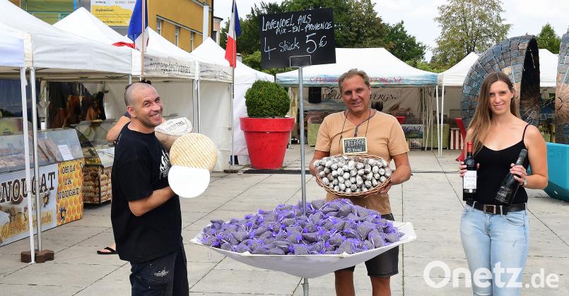 Dieses Mal keine Fischmarmelade: (von links) Jérémie Limouzin, Eric Matuszczak und Marie Zapp präsentieren ihre Waren auf dem französischen Markt. Bild: Petra Hartl