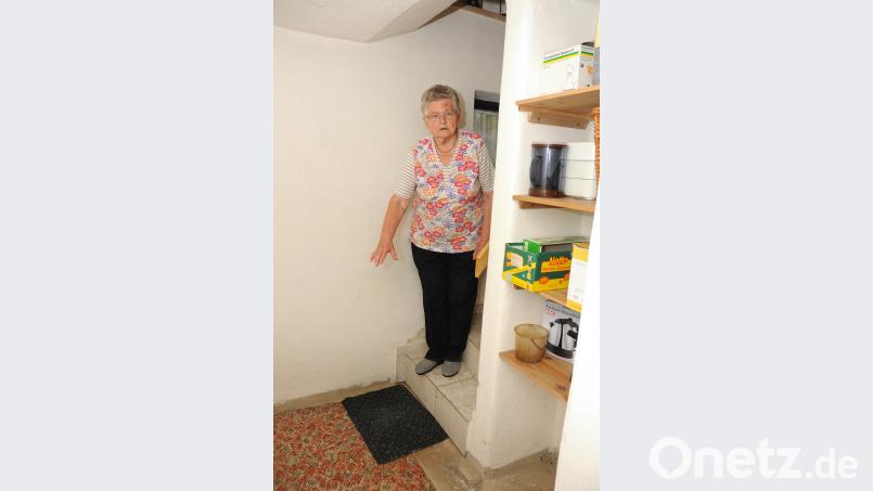 Magdalena Weiß in ihrem Keller, der nach einem Starkregen überflutet war. Bild: Stephan Huber