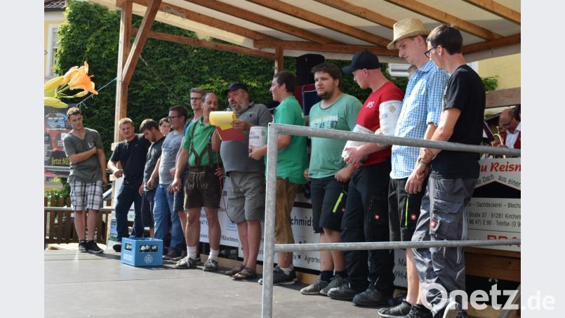 Bei der Siegerehrung erhielten die teilnehmenden Mannschaften je nach Platzierung Bier. Bild: lep