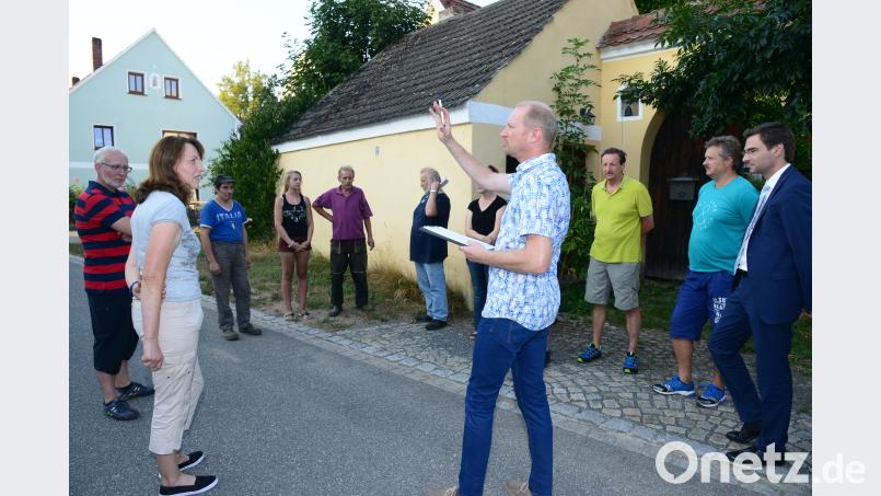 CSU-Ortsvorsitzender Dieter Schwab (links) und zweiter Bürgermeister Alexander Radlbeck (Dritter von rechts) hören sich die Wünsche und Anregungen der Einwohner im Ortsteil Au an. Mit dabei auch CSU-Landtagskandidat Stephan Oetzinger, der zur Verlegung des Süd-Ost-Rings Stellung nimmt. Bild: bey