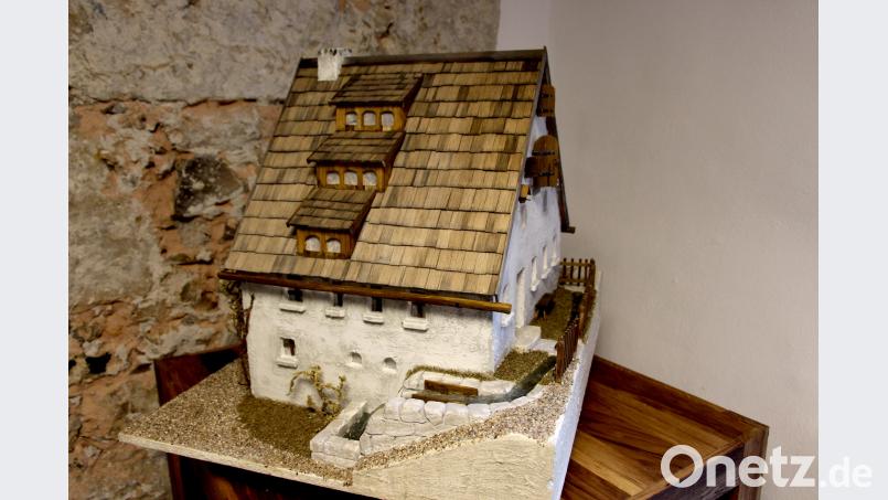 Der Mühlgraben als Wasserzuführung zum Mühlrad, das heute noch erhalten ist, der Zaun, die Sitzbank, die Fenster und Ladeluke an der vorderen Fassade entsprechen maßstabgetreu alten Abbildungen. Bild: ds