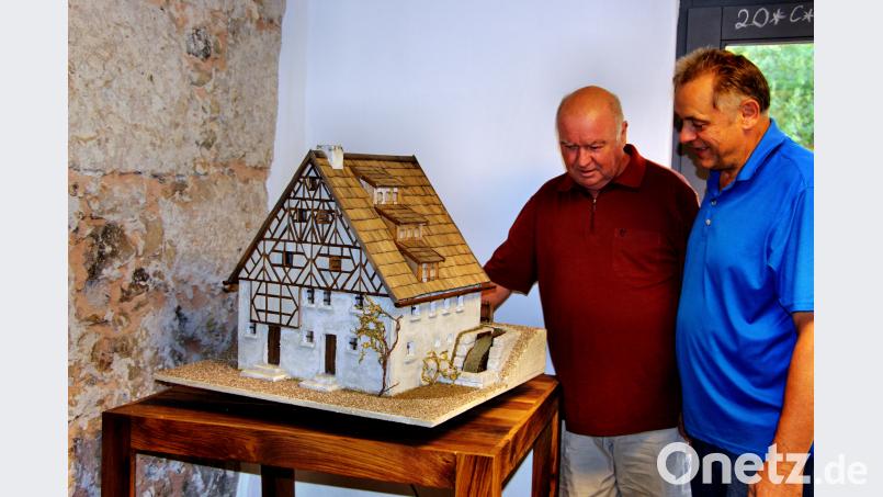 Der Nachbau des Mühlengebäudes seiner Vorfahren besitzt für Gerhard Pirner (rechts) einen unschätzbaren Wert. Krippenbaumeister Gerhard Knaack (links) erläutert die verschiedenen Arbeitsschritte. Bild: ds