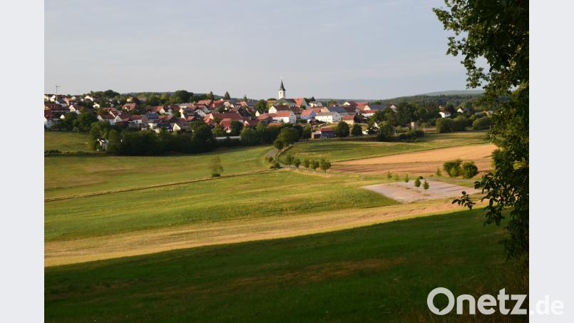 Einen herrlichen Ausblick hat man vom Mausberg aus, auch auf die Ortschaft Gebenbach: Schon allein dafür lohnt sich ein Besuch des Bergfests. Bild: swo