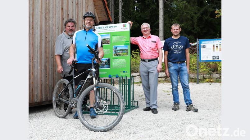 Auch im Steinwald gibt es jetzt eine Ladestation für E-Bikes. Sie steht beim Waldhaus und ist während der Öffnungszeiten des Wirtshauses nutzbar. Stadtrat Franz Schraml (Zweiter von links) konnte sie bereits probeweise testen. Mit auf dem Bild (von links) Waldhauspächter Robert Thoma, zweiter Bürgermeister Johannes Reger und der Technische Angestellte der Stadt Erbendorf, Markus Meyer. Bild: njn