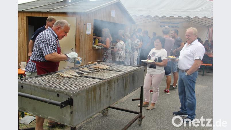 Forellen vom Grill, eine Spezialität von Martin Pflug, waren sehr begehrt. Bild: boj