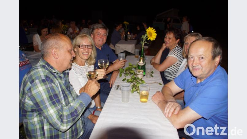 Gedeckte Tische, ansprechende Hintergrundmusik und am Tisch eine Sonnenblume - der JMC hatte alles für einen gemütlichen Weinabend vorbereitet. Bild: mmj