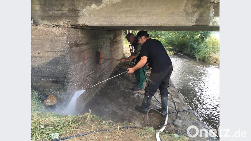 Thomas Lindner beim Sandstrahlen der Brücke in Großensees. Das ist viel Schweiß geflossen. Bild: jr