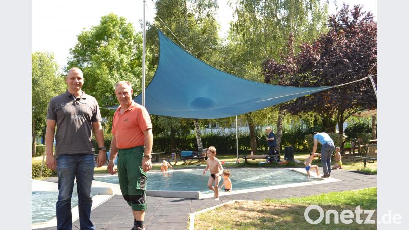 Das Sonnensegel über dem Kleinkinderplantschbecken haben die &quot;Freunde des Stadtbads&quot; spendiert. Über dem Kinderspielplatz daneben bräuchte es ebenfalls ein Segel, weil der Sand im Sommer manchmal glühend heiß wird. Bild: hcz