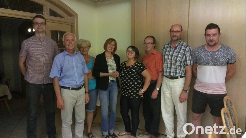 Vor links: Sunay Kann, Bürgermeister Peter König, Lotte Bertelshofer, Jutta Deiml, Corinna Karger- Hostalka, Vorsitzender Robert König, sowie die stellvertretenden Vorsitzenden Anton Buschette und Michael König.. Bild: hkö