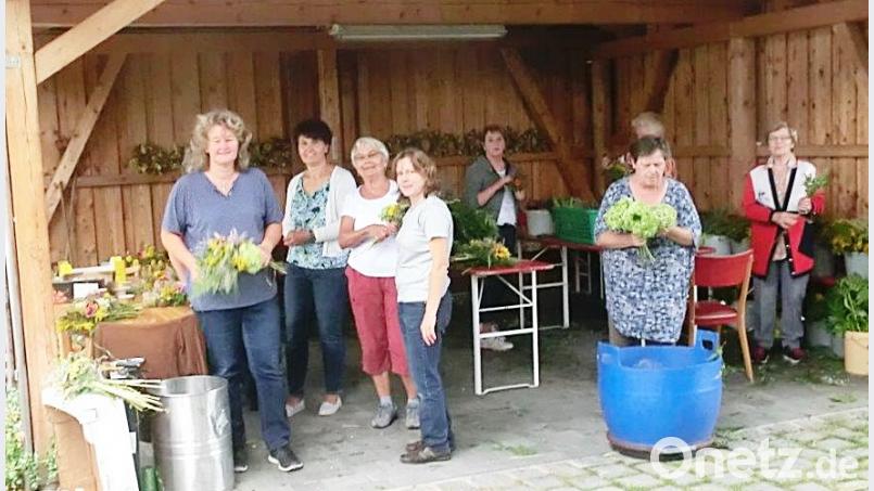 Viele Frauen halfen zusammen, um Kräuterbüschel für das Fest Mariä Himmelfahrt zu binden. 536 Euro kamen zusammen, ein großartiges Ergebnis, das der Mission zugute kommt. Bild: ld