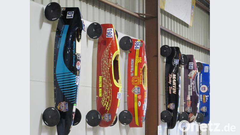 Weit mehr als 100 Seifenkisten aus über 80 Jahren „Gravity racing“ sind zusammen mit Bildern der jeweiligen Sieger und anderen Erinnerungsstücken in der 1997 geschaffenen HALL OF FAME ausgestellt oder aufgehängt. Bild: Karl Seiler