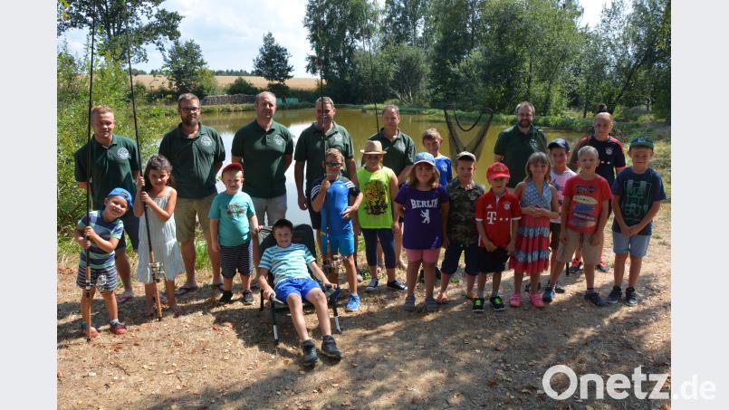 Großen Spaß bereitete den Kindern am Samstag das Schnupperangeln beim Konnersreuther Teich- und Fischereiverein. Die beiden Vorsitzenden Thorsten Wenisch und Gerhard Rosner (3. und 4. von links), sowie erfahrene Angler, begleiteten die Kinder bei ihren erstmaligen Versuchen. Bild: jr