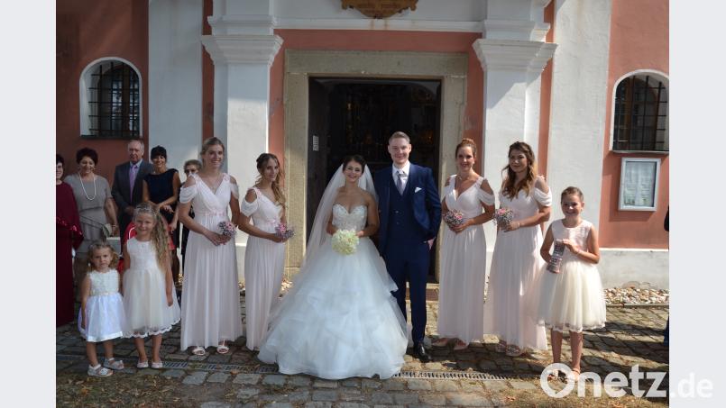 Nadine Reitinger aus Ödpielmannsberg und Christian Ertel aus Berlin haben in der Wieskirche geheiratet. Begleitet wurden sie von vier Brautjungfern und Brautmädchen. Bild: gi