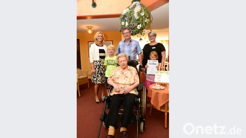 Luise Bayerl feiert 85. Geburtstag. Dazu gratulieren zweite Bürgermeisterin Andrea Lang, Urenkel Felix, Sohn Gerhard, Urenkelin Sina und die Mitarbeiterin des Pflegeheimes "Wohnen am Kreuzberg". Bild: bey