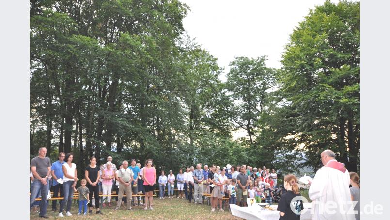 Pfarrer Wilhelm Bauer feiert auf dem Schlossberg mit vielen Menschen vor der Auferstehungskapelle einen Gottesdienst. Bild: es