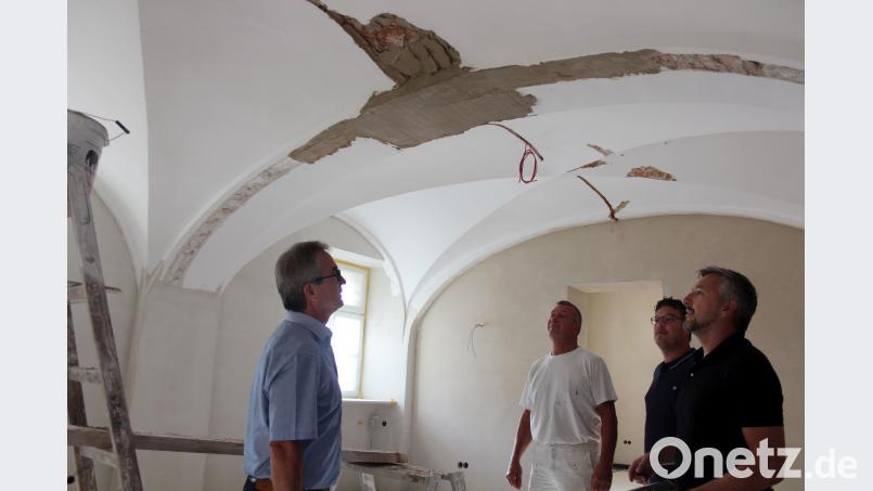 Ein bisschen was ist noch zu tun: Bürgermeister Werner Nickl (von links), Malermeister Jürgen Thiel, Bauamtsleiter Roland Sächerl und Projektleiter Manuel Peetz stehen im künftigen Einwohnermeldeamt. Bild: stg
