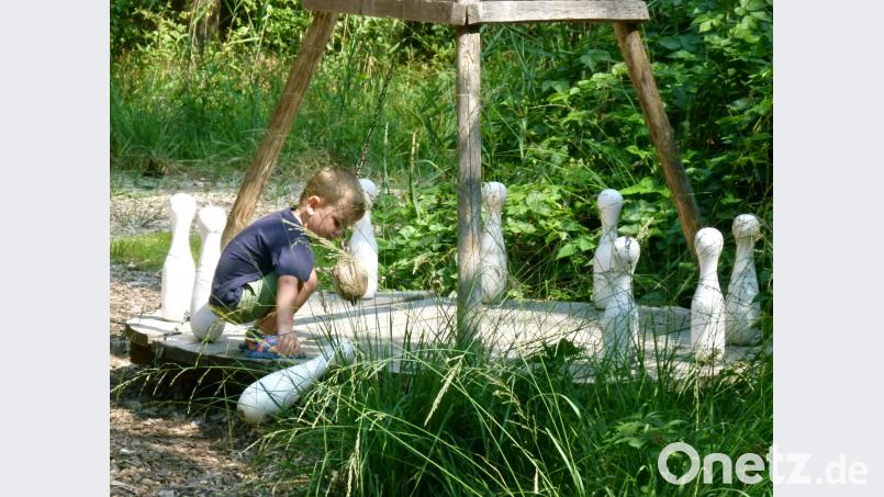 An Waldspielplatz lockt ein Kegelspiel. Bild: rn