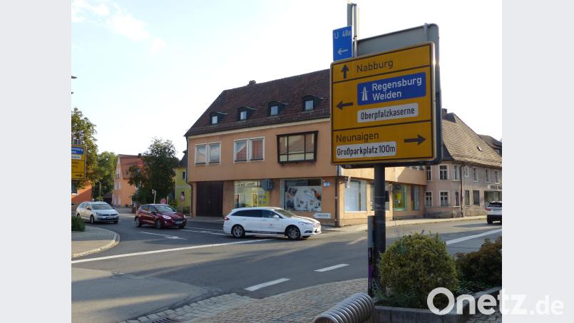 Nach Abbruch des Haas-Neubaus könnte eine Abbiegespur die Verkehrssituation entzerren. Bild: Völkl