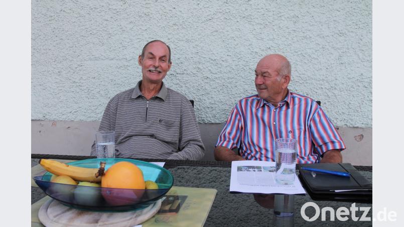 Pater Hans Pfeifer (links) genießt einen Teil seines Heimaturlaubs mit Albert Kick. Mit dem Altbürgermeister ist er viel unterwegs. Außerdem schilderte in Vorträgen in Neukirchen zu St. Christoph, Miesbrunn und Waldthurn seine Arbeit in der Mission. Bild: pi