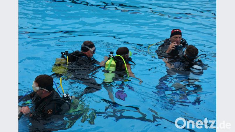 Im Freibad Mitterteich können Interessierte die Sportart Tauchen kennenlernen, unter anderem im Rahmen des Ferienprogramms. Bild: jr