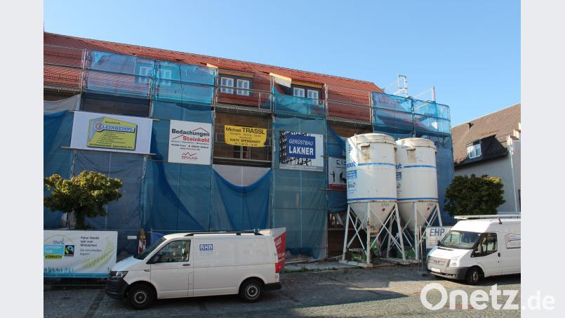 Das Kemnather Rathaus versteckt sich derzeit noch hinter Gerüst und Transparenten. Bild: stg