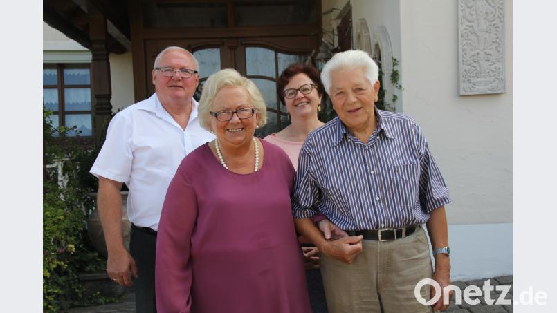 Zur goldenen Hochzeit gratulierten Bürgermeister Heinz Weigl und Tochter Sabine. Mit der übrigen Familie wurde bereits am Sonntag vorgefeiert. Bild: frd