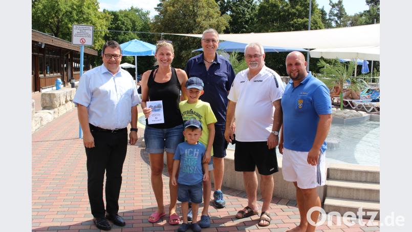 Bürgermeister Thomas Falter (links) begrüßt die Familie Rester als 25 000. Besucher des Panoramabades. Die Panoramabad-Mitarbeiter Marco Bayerl und Josef Kehl sowie Bauhofleiter Volker Keil (von rechts) gratulierten ebenfalls. Bild: exb