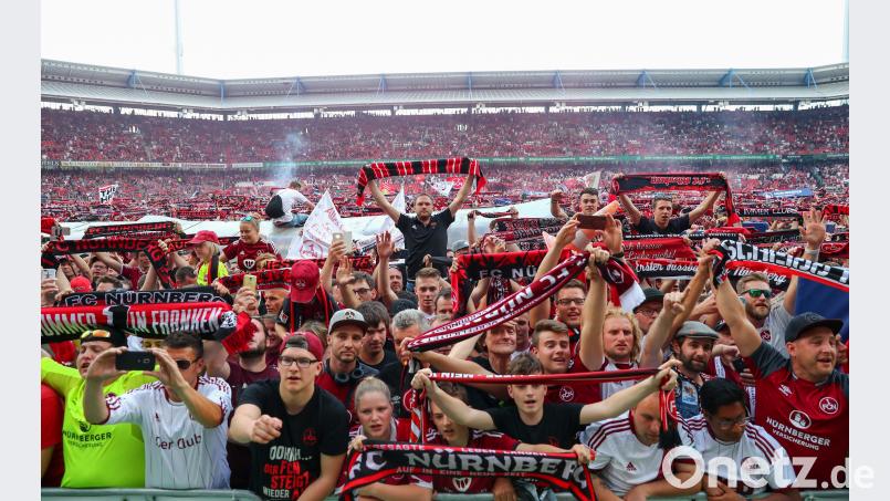 Endlich wieder Bundesliga: Club-Anhänger feiern nach dem letzten Zweitliga-Spiel gegen Fortuna Düsseldorf den Bundesliga-Aufstieg. Die FCN-Fanclubs in der Region fiebern dem Saisonauftakt im Fußball-Oberhaus entgegen und glauben fest an den Klassenerhalt. Bild: dpa