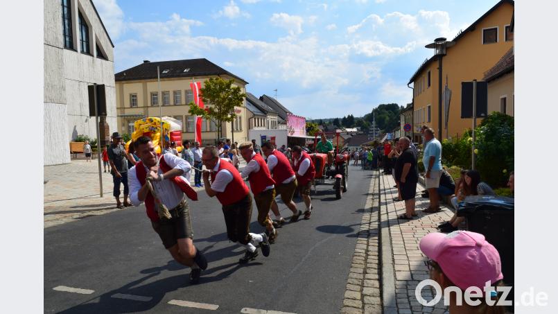 Hier bekommt das Wort Zugmaschine doch eine ganz neue Bedeutung: Je fünf Personen kamen „an die Leine“, um den Bulldog Bautz C300 mit einem Gewicht von circa 1600 Kilogramm 30 Meter bergauf zu ziehen. Bild: lep
