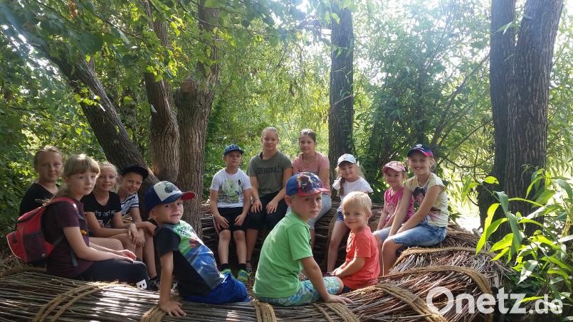 Die jungen Teilnehmer probieren den nachgebauten Horst im Further Wildgarten aus. Bild: fjo
