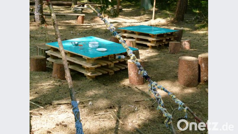 Hier wird der Tisch für den Waldkindergarten gedeckt. Bild: rn