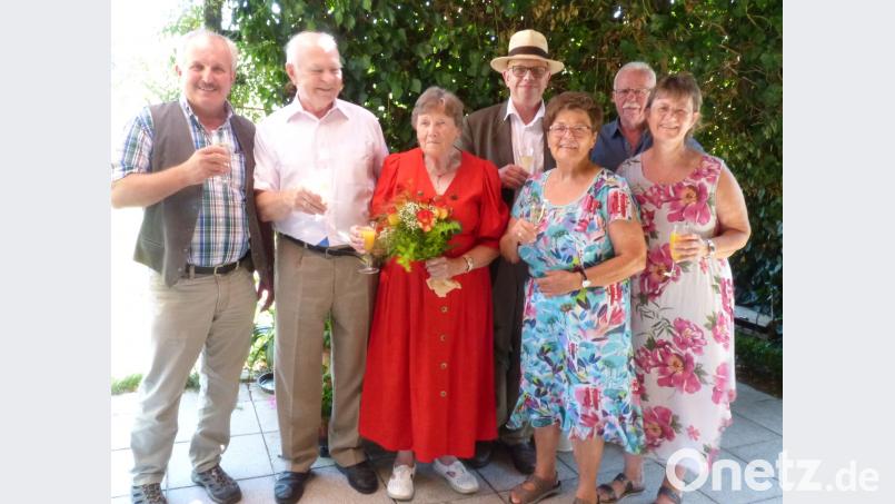 Auf die diamantene Hochzeit stoßen hier (von links) 3. Bürgermeister Herbert Pilhofer, Horst und Ingrid Ziesmann, Pfarrer Thomas Schertel, Freunde und die Tochter des Jubelpaars an. Bild: fm