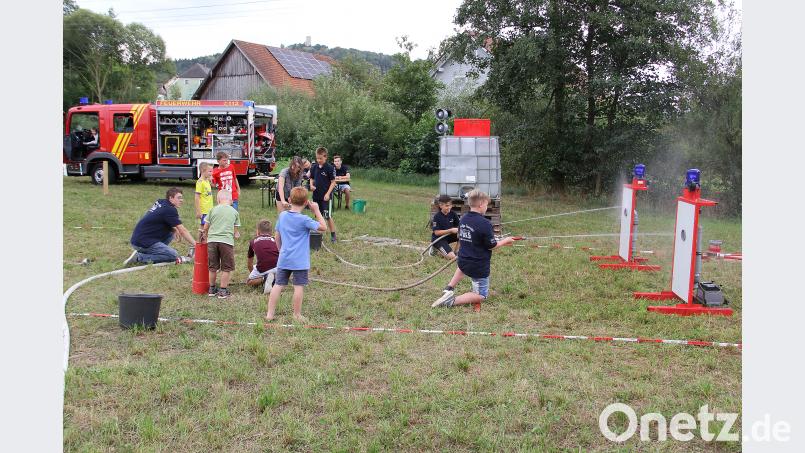Der Nachwuchs übt schon fleißig. Zielspritzen war natürlich ein besonderes Vergnügen für die Kinder, vor allem wenn der Wasserstrahl mal in die entgegengesetzte Richtung gehalten wurde. Bild: boj