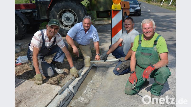 Machen sich dreckig, die Arbeiter an der Brücke in Großensees. Mit dabei waren (von links) Alois Männer, Bürgermeister Johann Burger, Norbert Haberkorn und Gottfried Bayer. Bild: jr