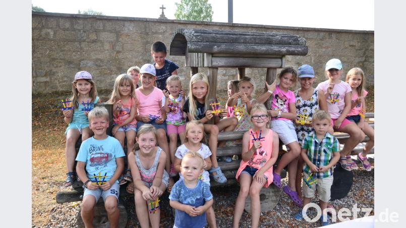 Rund 25 Buben und Mädchen stellen im Ferienprogramm kleine Zäune her. Bild: bey
