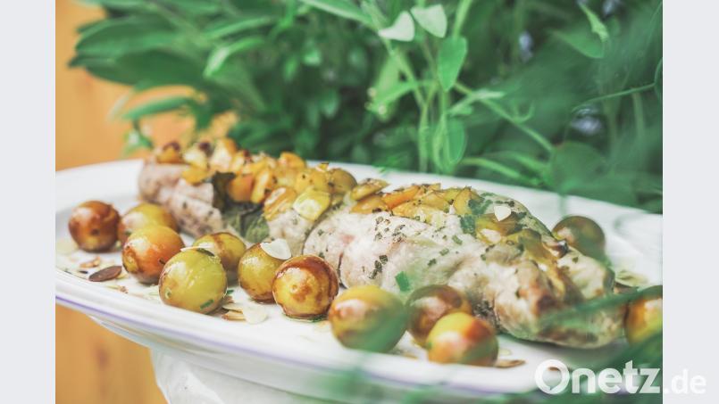 Ein Teil der Mirabellen kommt als fruchtige Füllung in das Schweinefilet, der Rest wird in Butter geschwenkt und mit einem gerösteten Mandeln als Beilage gereicht. Bild: Bild: Lukas Meister