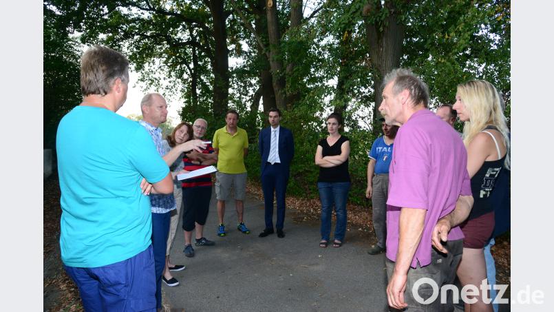 Zweiter Bürgermeister Alexander Radlbeck (2. von links) und CSU-Ortsvorsitzender Dieter Schwab (4. von rechts) erörtern gemeinsam mit CSU-Landtagskandidat Stephan Oetzinger (6. von links) die Problematik bei der Errichtung und Verlegung neuer Starkstromtrassen. Bild: bey