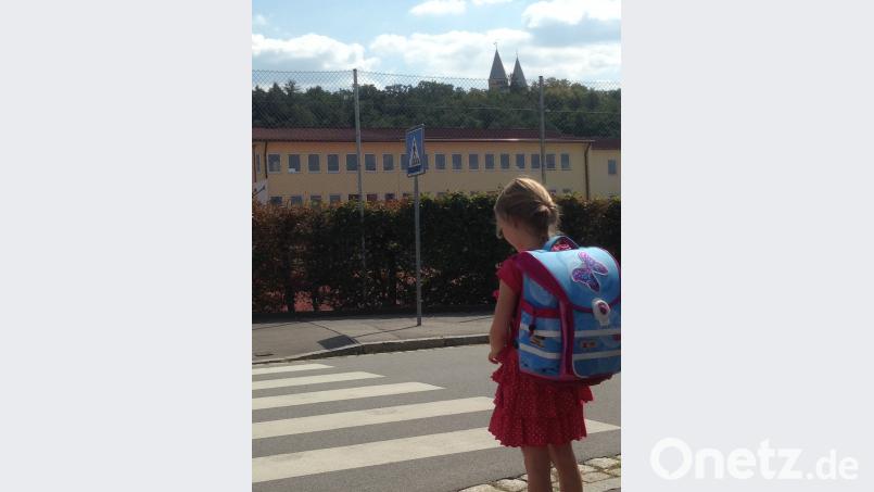 Übung macht die Meisterin: ABC-Schützen wie Ronja am Kreuzberg in Schwandorf bereiten sich derzeit auf ihren Schulweg vor. Bild: Maria von Stern