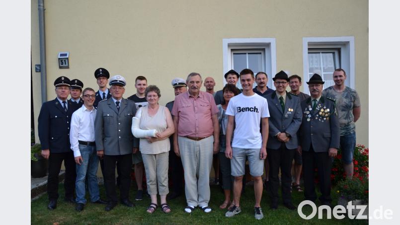 Johann Uschold (vorne Mitte) feiert 75. Geburtstag. Dazu gratulieren seine Frau Agnes, seine Kinder und Enkel sowie die Vereinsabordnungen. Bild: gi
