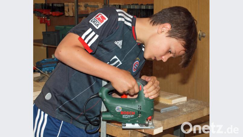 Mit der Stichsäge schrägt Vinzenz die Stirnbretter ab. Bild: sön