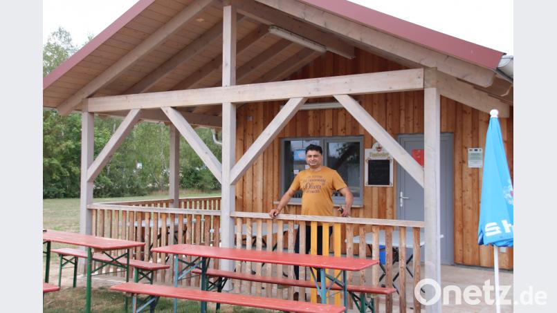 Hussain Anjum, Vater des Pächters, am Kiosk des Forsterweihers. Bild: td